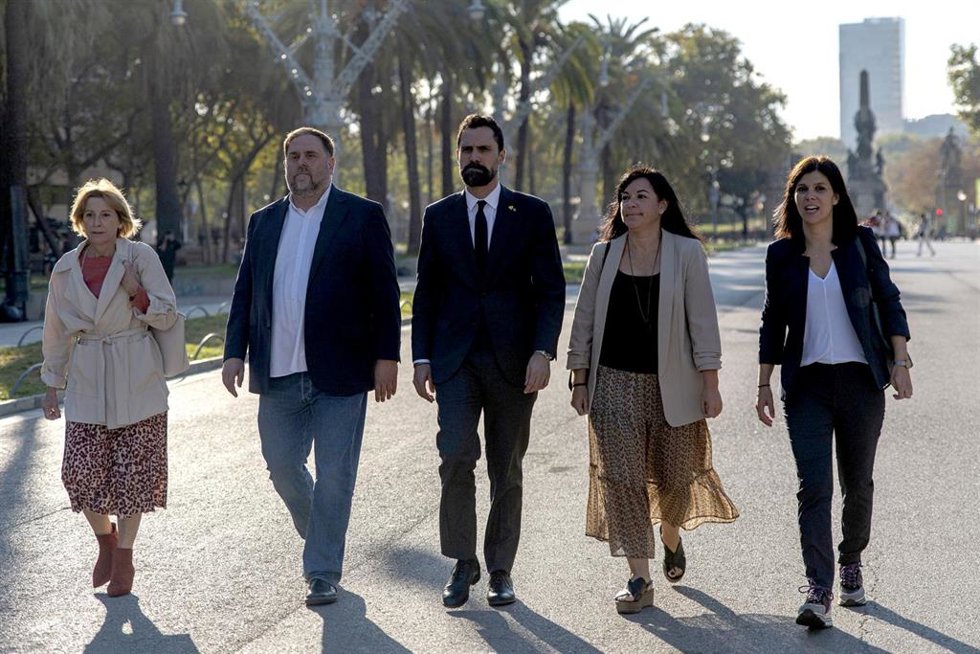Archivo - El presidente de ERC, Oriol Junqueras (2i), acompaña al expresidente del Parlament Roger Torrent (c), a su llegada al juicio en el Tribunal Superior de Justicia de Catalunya (TSJC), a 5 de octubre de 2022, en Barcelona, Catalunya (España). 