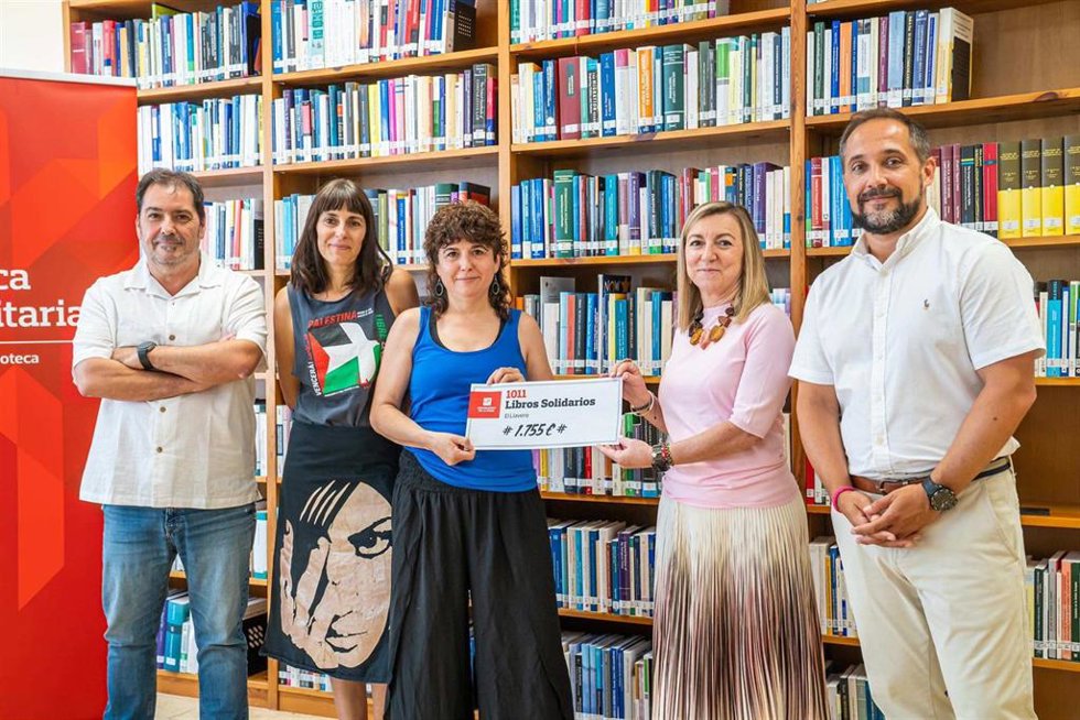 La UR entrega a la Asociación El Llavero un cheque de 1.755 euros con la recaudación de '1.011 Libros Solidarios'
