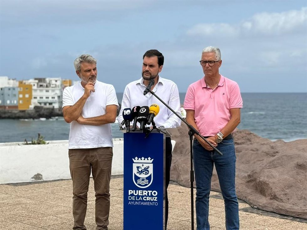 El alcalde del Puerto de la Cruz, Leopoldo Afonso (c), en una rueda de prensa para dar cuenta de la situación de Playa Jardín