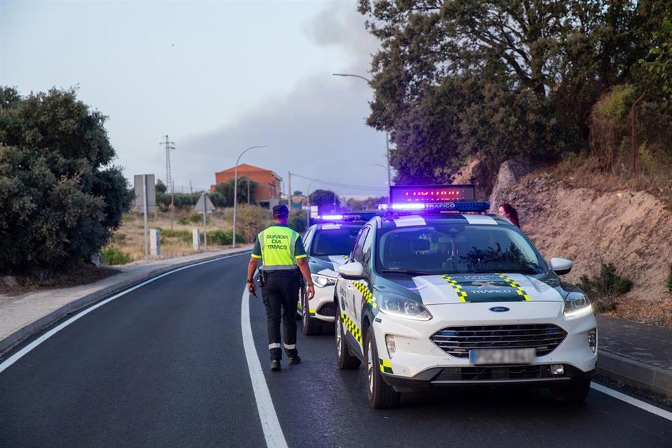 Dos coches de la Guardia Civil, en la urbanización El Encinar del Alberche, a 22 de julio de 2026, en Villa del Prado, Madrid (España). Un incendio forestal originado en la tarde este miércoles en la localidad de Almorox (Toledo), que se ha elevado al niv