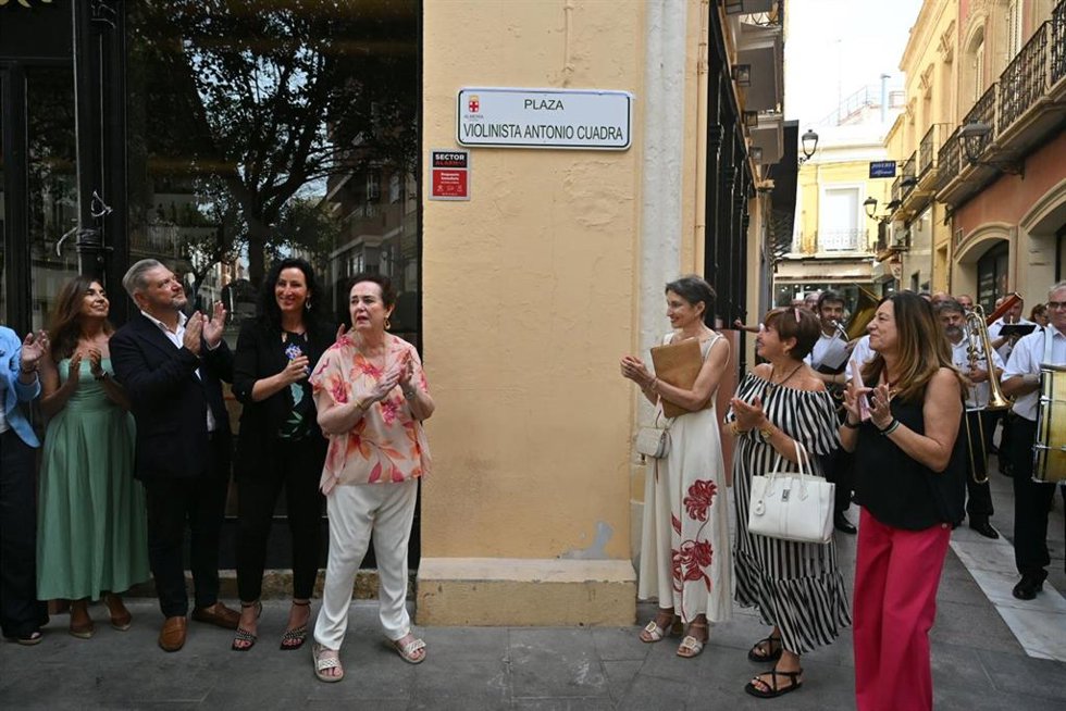 Autoridades, familiares y asistentes durante la inauguración de la plaza Violinista Antonio Cuadra, situada entre las calles Real y Jovellanos de Almería.