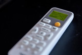 Archivo - Mando de un aire acondicionado, a 4 de agosto de 2025, en Madrid (España). Según la Agencia Internacional de la Energía, hasta el 20% de los hogares europeos ya dispone de AC (frente al 90% de EE.UU.), pero se prevé que la cifra crezca rápidamen