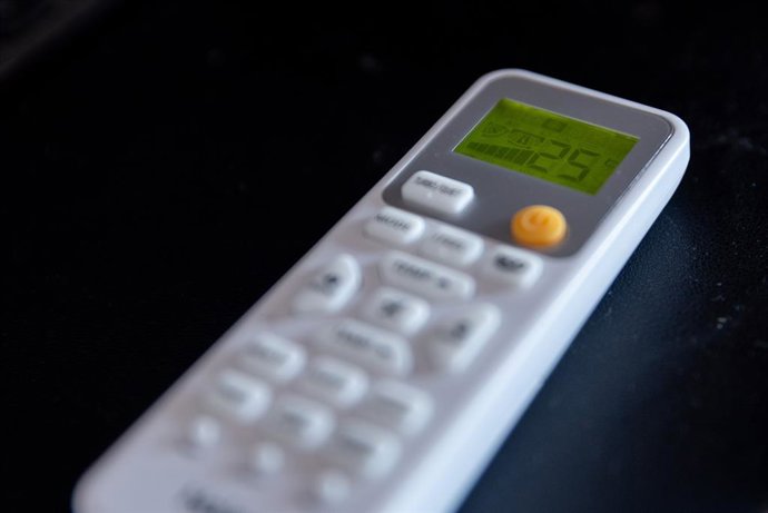Archivo - Arquivo - Controle remoto de um ar-condicionado, em 4 de agosto de 2025, em Madri (Espanha). De acordo com a Agência Internacional de Energia, até 20% dos lares europeus já dispõem de ar-condicionado (em comparação com 90% nos EUA), mas prevê-se