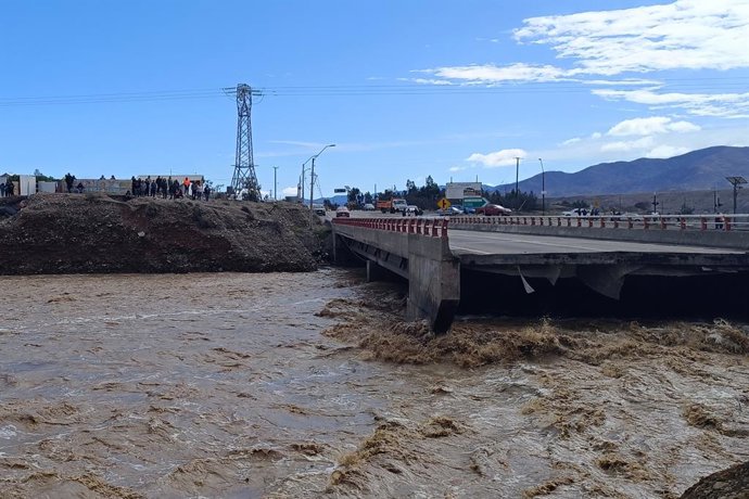 Vallenar 21 de julio 2026. Vista general del puente Maitencillo del Río Huasco de Vallenar en medio de la emergencia por el sistema frontal. Claudio Lopez/Aton Chile