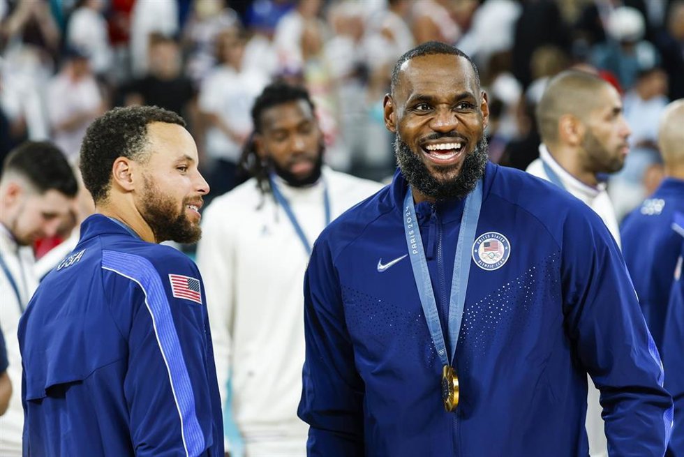 Archivo - Stephen Curry y Lebron James, París 2024