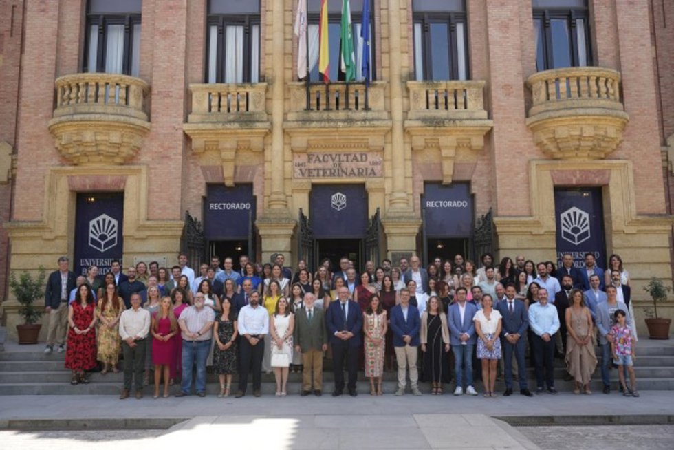 Foto de familia con las autoridades e integrantes de la comunidad universitaria que han tomado posesión, en la fachada del Rectorado.