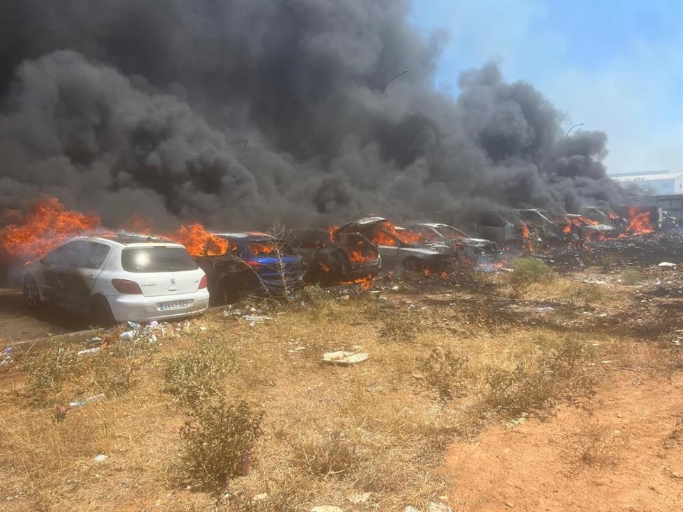 Sucesos.- La situación del incendio en el polígono de El Prado en Mérida está "controlada"
