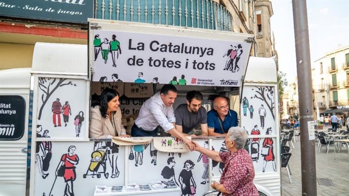 Ordeig durante la visita al Infotruck del Pla de Govern en el territorio, en Cervera