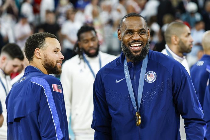 Archivo - Arquivo - Stephen Curry e LeBron James, Paris 2024