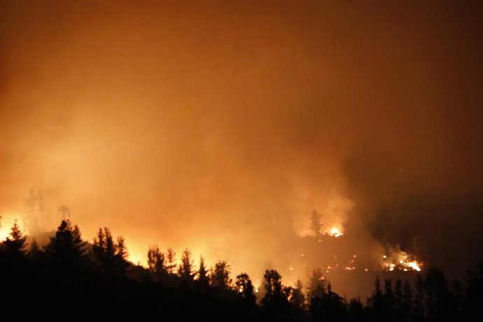 Vina del Mar, 28 de febrero de 2022. Bomberos trabaja desde el puesto de comando ubicado en el aerodromo de Rodelillo para monitorear la evolucion de un incendio forestal en desarrollo en el sector de Placilla. Andres Pina/Aton Chile