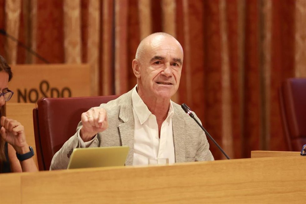 El portavoz del Grupo Municipal Socialista, Antonio Muñoz, interviene en el Pleno extraordinario para el debate sobre el estado de la ciudad del Ayuntamiento de Sevilla. 