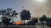 Un incendio a las afueras de una nave de Maracena (Granada) fuerza un despliegue de bomberos y un corte de metro