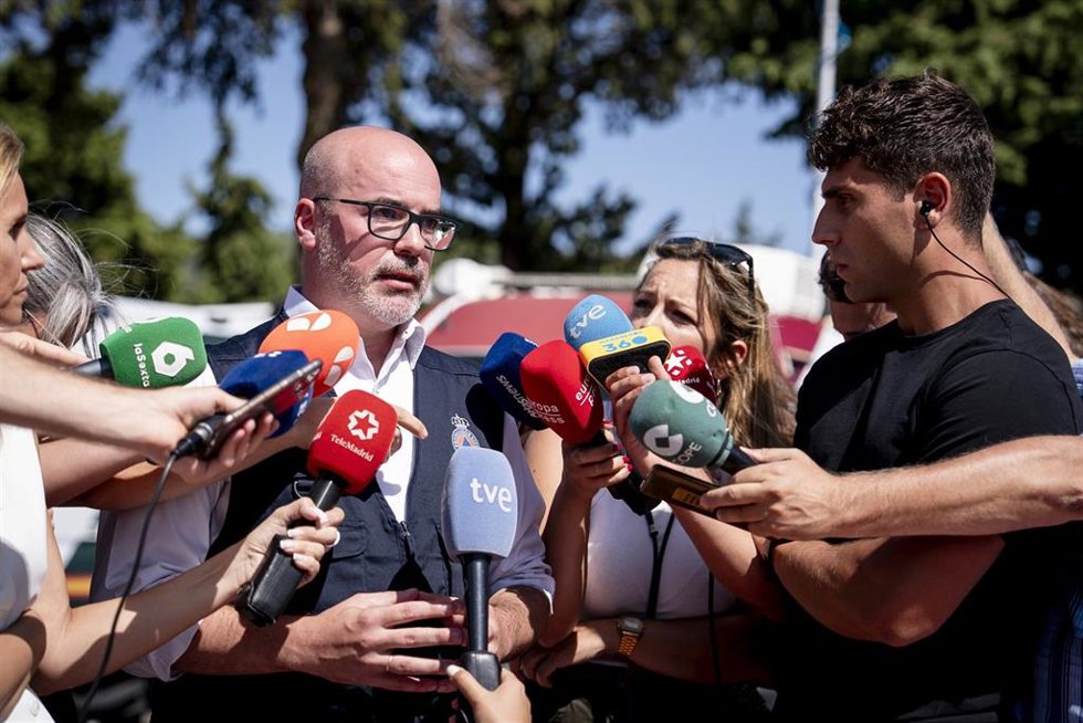 El delegado del Gobierno en la Comunidad de Madrid, Francisco Martín, atiende a los medios durante una visita al Puesto de Mando Avanzado (PMA), a 24 de julio de 2026, en Cenicientos, Madrid (España).