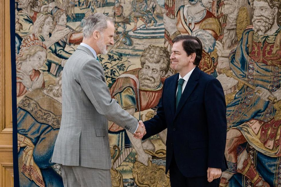 El Rey Felipe VI (i) recibe en audiencia al presidente de la Junta de Castilla y León, Alfonso Fernández Mañueco (d), en el Palacio de la Zarzuela, a 2 de julio de 2026, en Madrid (España). La audiencia tiene lugar tras la reciente reelección de Alfonso F