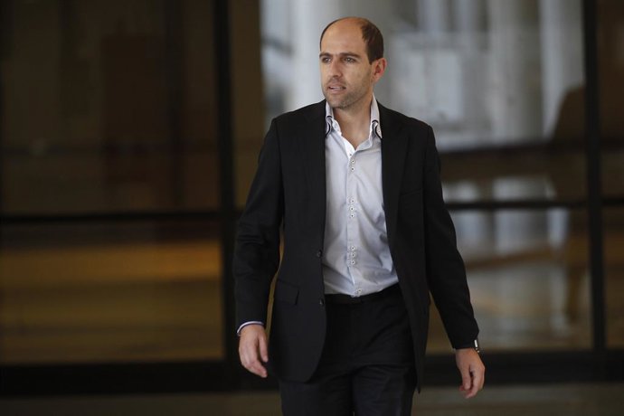 Santiago 12 Noviembre 2015. El presidente de la Asociacion nacional de fútbol profesional Sergio Jadue hablo con la prensa a su llegada al aeropuerto de Santiago de Chile. Marcelo Hernandez/Atonchile