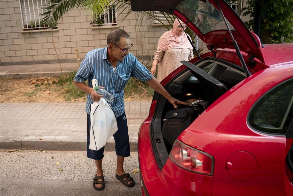Mohamed y Asha, los dos últimos vecinos desalojados, a 24 de julio de 2026, en Chapinería, Madrid (España).