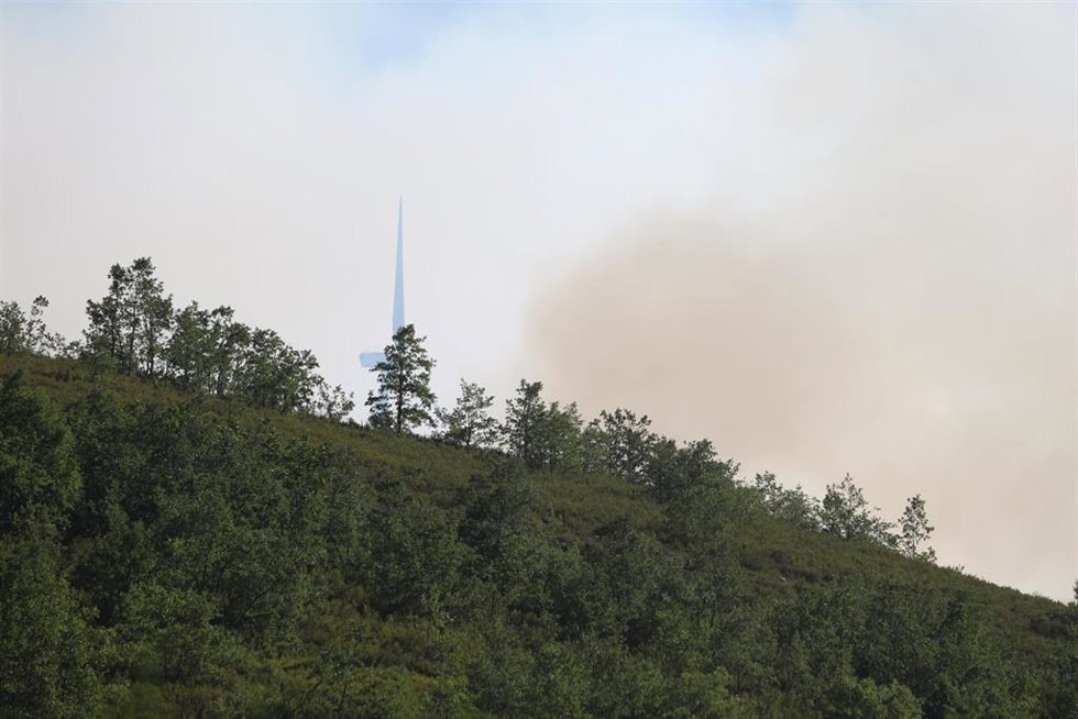 Vista del humo ocasionado por el incendio forestal en Murias de Ponjos, a 24 de julio de 2026, 