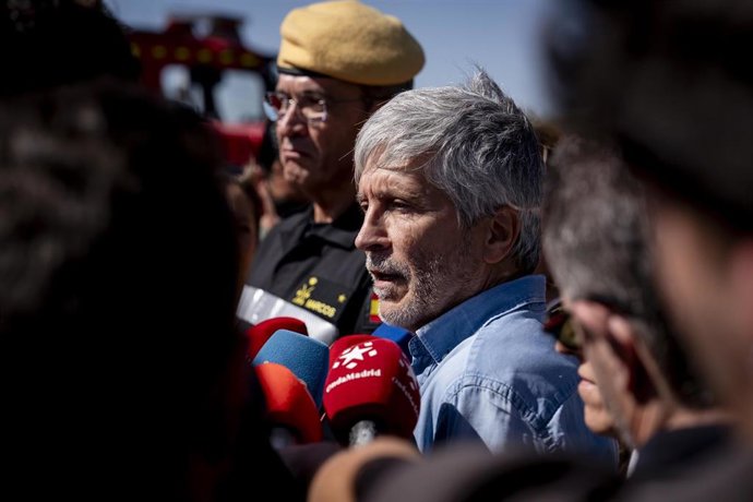 El ministro del Interior, Fernando Grande-Marlaska, atiende a los medios durante una visita al Puesto de Mando Avanzado (PMA), a 24 de julio de 2026, en Cenicientos, Madrid (España).