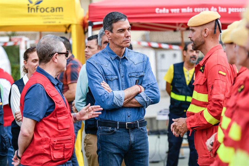 El presidente del Gobierno, Pedro Sánchez, y el presidente de Castilla-La Mancha, Emiliano García-Page, saludan a los brigadistas del Puesto de Mando Avanzado por el incendio de La Mierla, en Tamajón, Guadalajara, Castilla-La Mancha (España). 