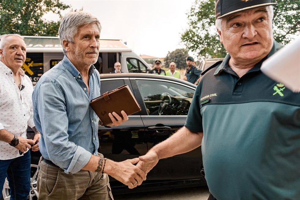 El ministro del Interior, Fernando Grande-Marlaska (i), a su llegada a una reunión en el Puesto de Mando Avanzado (PMA), a 24 de julio de 2026, en Navaluenga, Ávila, Castilla y León (España)