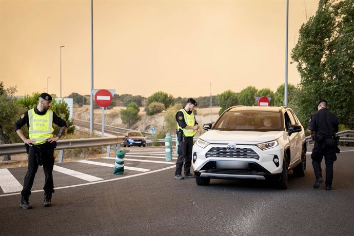 Estrada bloqueada, em 2 de julho de 2026, em Chapinería, Madri (Espanha). Os incêndios que afetam a Comunidade de Madri continuam avançando sem controle e se uniram em um único foco, enquanto em Ávila o incêndio de Burgohondo também avança sem con