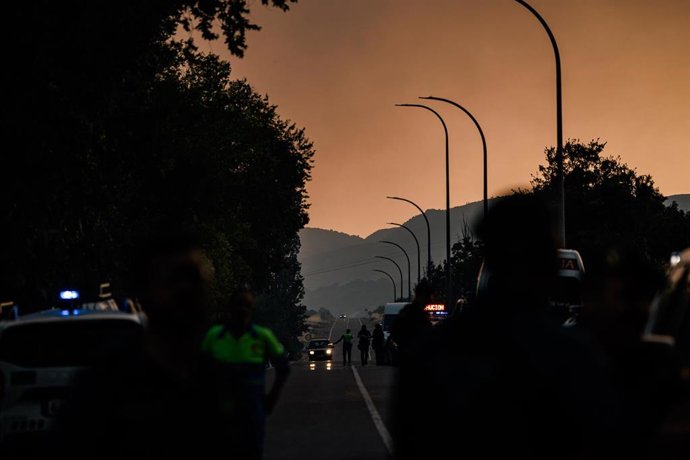 Varios servicios de emergencia colaboran en la extinción del fuego, a 24 de julio de 2026, en Navaluenga, Ávila, Castilla y León (España)