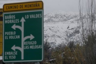 Santiago, 10 Julio 2023. Nieve en el Cajon del Maipo. Continua suspendido el transito por la ruta G-25. Francisca Carlini Castro/ Aton Chile