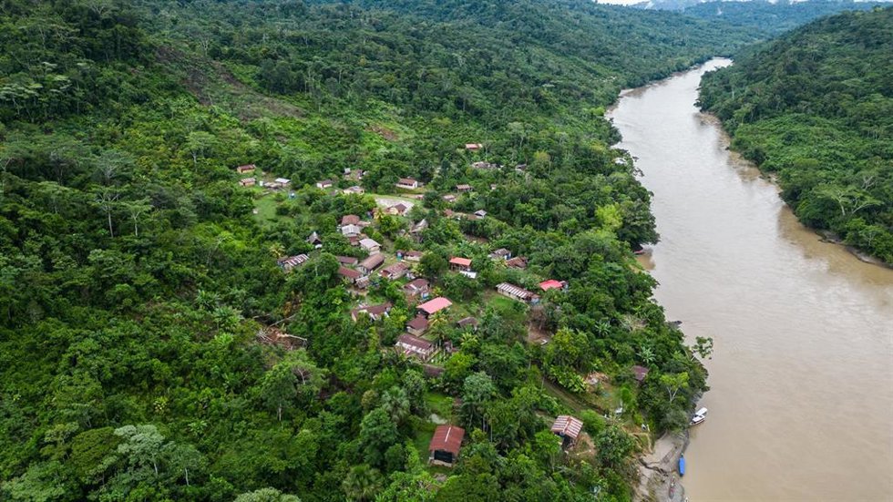 Vista aérea de la comunidad indígena awajún de Shushui, situada a orillas del río Chiriaco, en la región de Amazonas (Perú). La comunidad es vulnerable a las inundaciones estacionales y participa en iniciativas de preparación ante desastres.