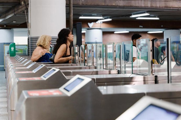 Archivo - Viajeros en la  Estación de Madrid - Puerta de Atocha - Almudena Grandes, a 3 de septiembre de 2025, en Madrid (España).