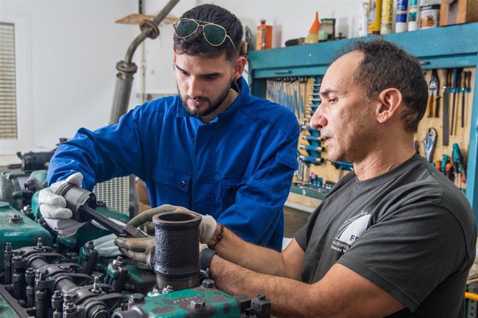 Un alumno y un profesor de formación profesional en Baleares.