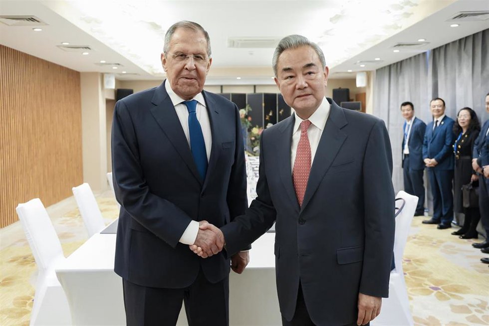 El ministro de Exteriores de Rusia, Sergei Lavrov, junto a su homólogo chino, Wang Yi.