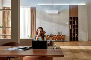 Recurso mujeres trabajando en un salón con climatización