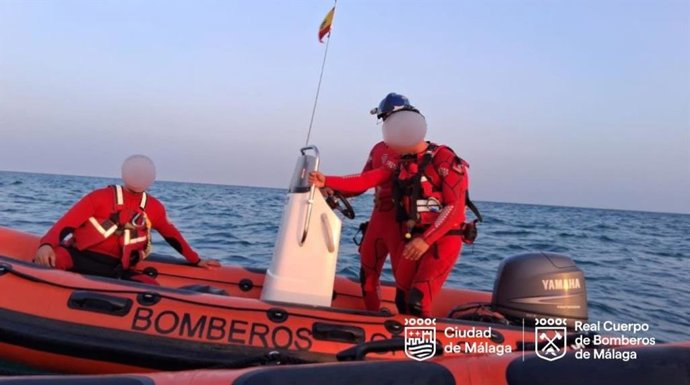 Efectivos de Bomberos de Málaga atienden, junto con Salvamento Marítimo, un aviso recibido por la presencia de dos personas que iban a la deriva en un kayak hinchable en la playa de Campo de Golf-San Julián.
