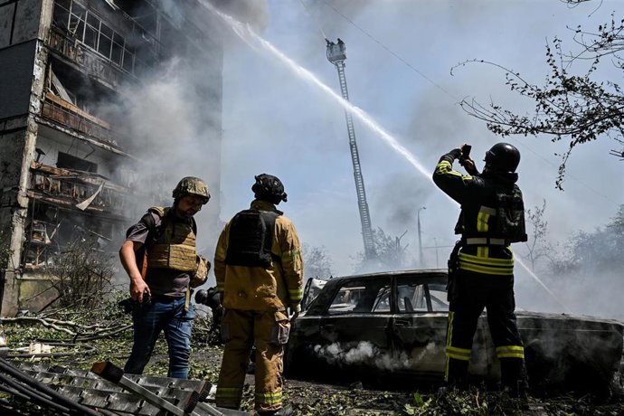 Imagen de archivo de bomberos ucranianos durante las labores de extinción de un incendio por un ataque de Rusia.