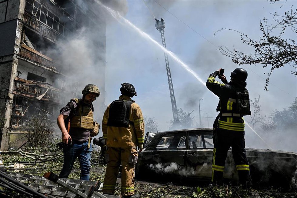 Imagen de archivo de bomberos ucranianos durante las labores de extinción de un incendio por un ataque de Rusia.