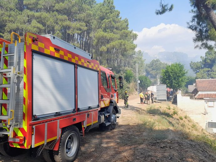 Bomberos del SEPEI de la Diputación de Cáceres ayudando en la defensa de los pueblos afectados por el incendio forestal de Burgohondo (Ávila).