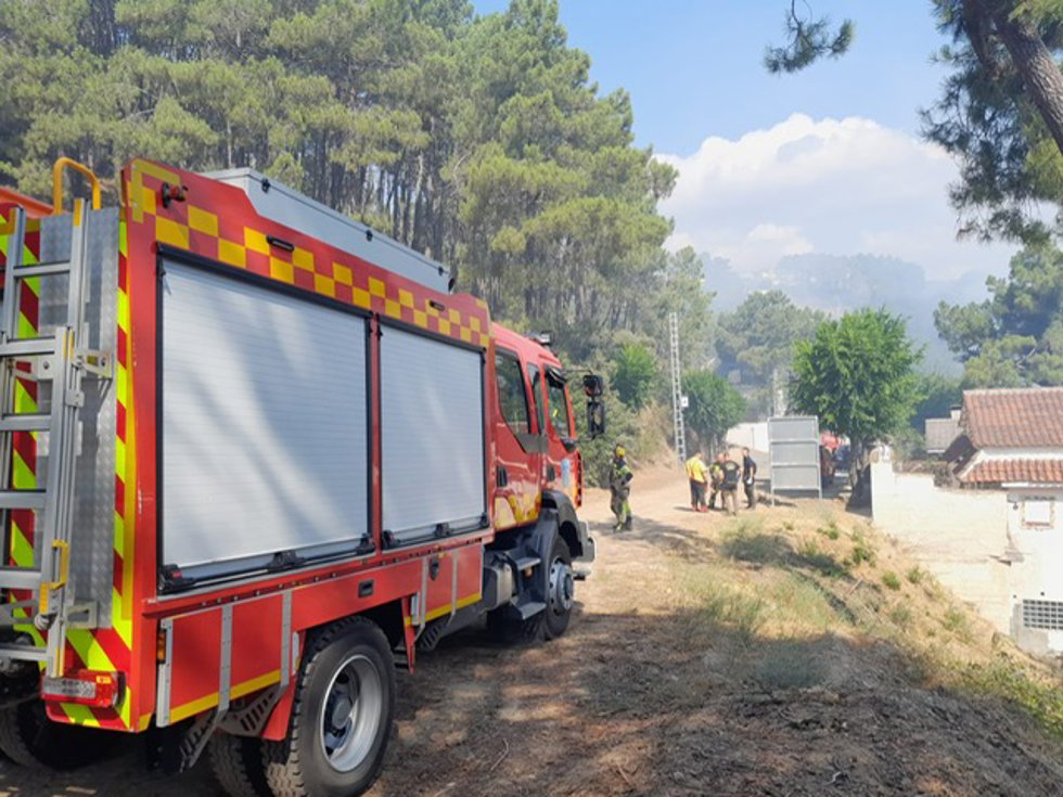 Bomberos del SEPEI de la Diputación de Cáceres ayudando en la defensa de los pueblos afectados por el incendio forestal de Burgohondo (Ávila).