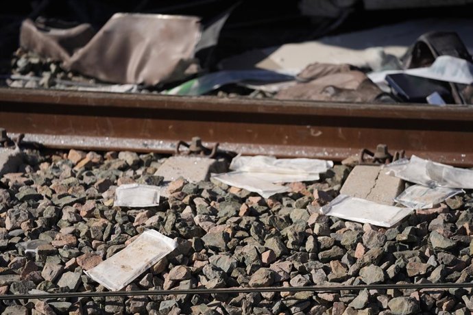 Archivo - Arquivo - Objetos nos trilhos, em 20 de janeiro de 2026, em Adamuz, Córdoba, Andaluzia (Espanha). O descarrilamento de um trem de alta velocidade e a colisão subsequente com outro trem, ocorridos na tarde deste domingo em Adamuz (Córdoba), deixa