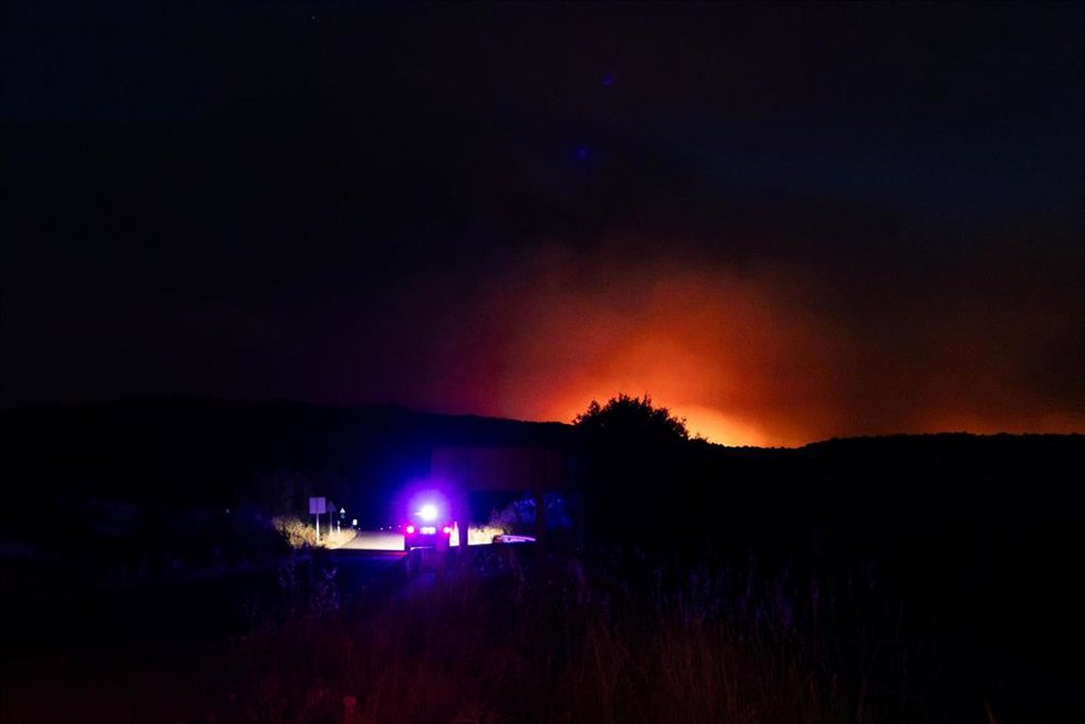 Vista nocturna del incendio, a 24 de julio de 2026, en Navaluenga, Ávila, Castilla y León (España). La Delegación del Gobierno ha acordado el confinamiento de la población de Navaluenga, así como la evacuación parcial de Cebreros y de los municipios de Ho