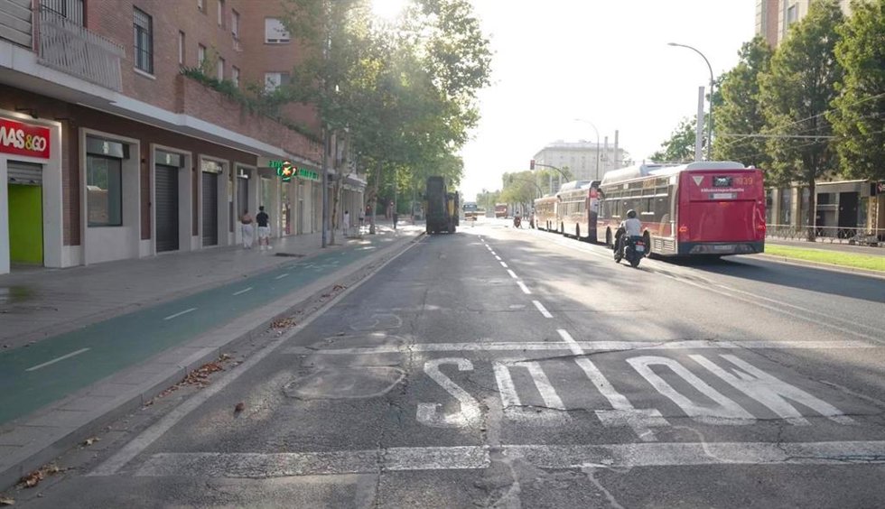 Asfalto de la avenida Carlos V, objeto de intervención municipal