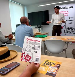 El director general de Consumo, Alberto Sánchez, presenta la herramienta QReclama a consumidores y comerciantes de San Javier.