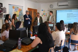 El delegado del Gobierno andaluz en Granada, Antonio Granados, anuncia la convocatoria de una nueva edición del programa Empleo y Formación