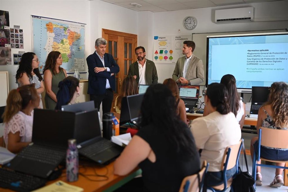 El delegado del Gobierno andaluz en Granada, Antonio Granados, anuncia la convocatoria de una nueva edición del programa Empleo y Formación