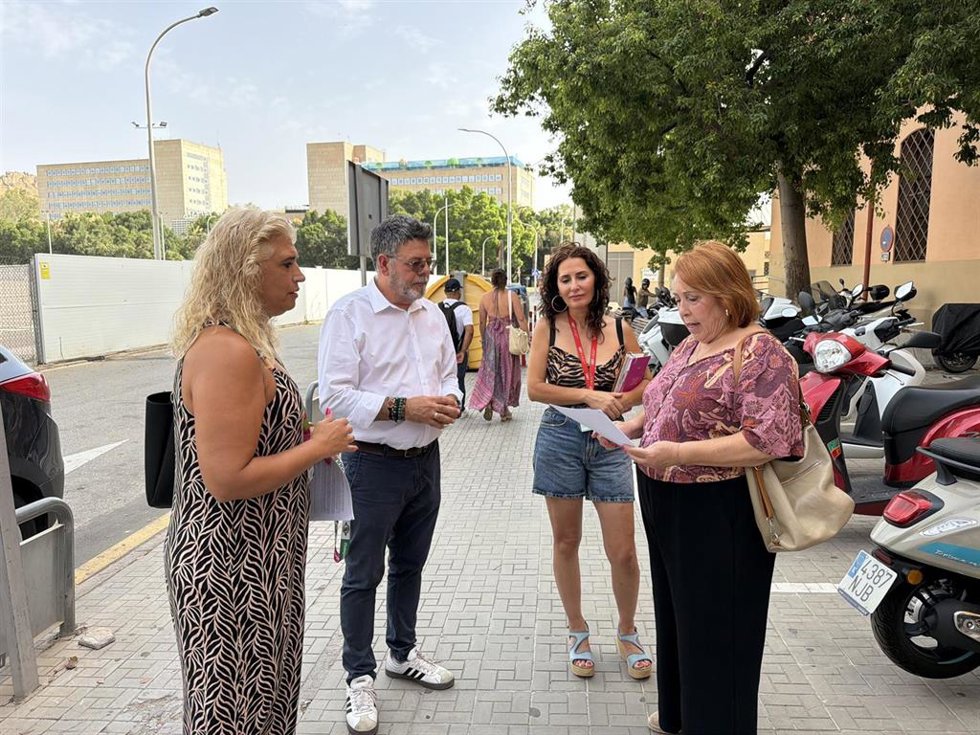 La viceportavoz del grupo municipal socialista, Carmen Martín, y el concejal socialista Jorge Quero informan sobre el aparcamiento del Hospital Civil