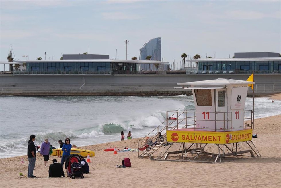 Archivo - Puesto de salvamento en la Playa Nova Icària, a 30 de marzo de 2026, en Barcelona, Catalunya (España). 