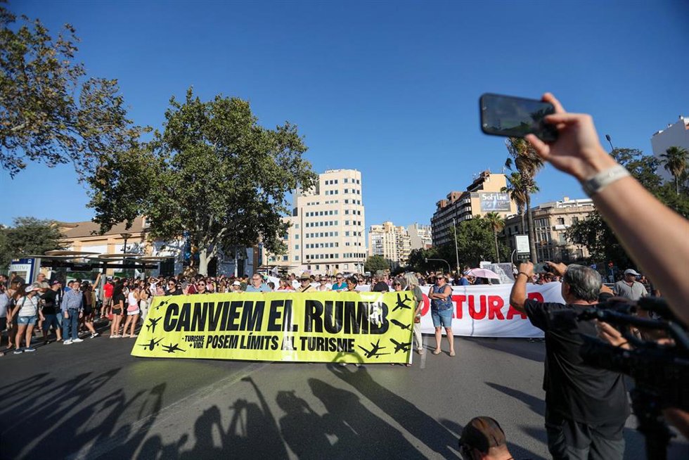 Archivo - Decenas de personas durante una manifestación anti turística, en el Parc de ses Estacions, a 21 de julio de 2024, en Mallorca, Palma de Mallorca, Baleares (España).