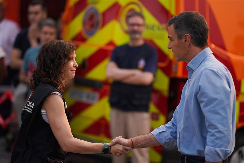 Archivo - La presidenta de la Comunidad de Madrid, Isabel Díaz Ayuso, y el presidente del Gobierno, Pedro Sánchez, se han encontrado en el Puesto de Mando Avanzado (PMA) de Cenicientos