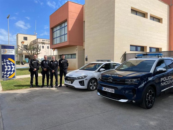 Agentes de la Policía Nacional y de la Policía Local de Sant Llorenç des Cardassar.