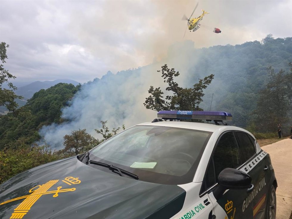 La Guardia Civil de Navarra colabora en las tareas de extinción de un incendio forestal en Baztan.