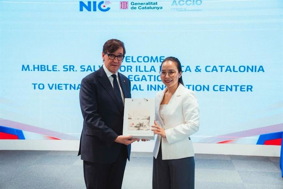 El presidente de la Generalitat, Salvador Illa, en la firma del acuerdo